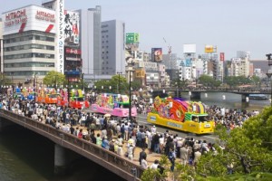 どんたく・花自動車のパレード(提供:福岡市)